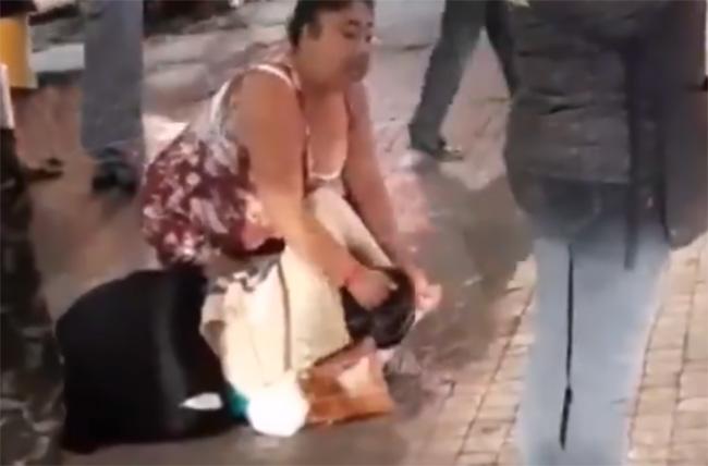 VIDEO Por no pagar derecho de piso golpean a sexoservidora en Puebla