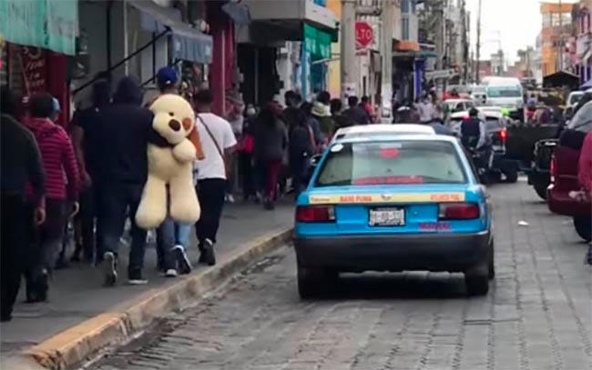 Con vino, pizzas y muñecos de peluche celebran atlixquenses 14 de febrero