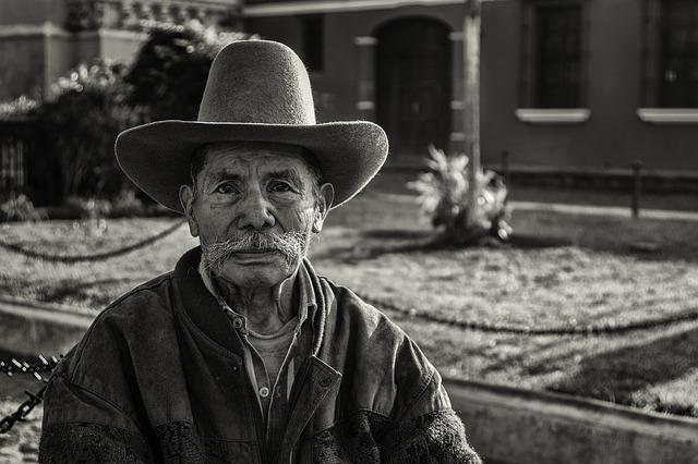 Hombre de 85 años ciego, es sacado a la calle por su hijo