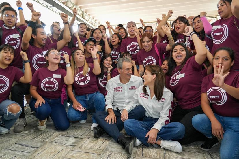 Jóvenes arropan a Pepe Chedraui