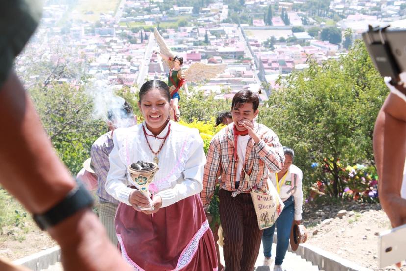 Hoy, previo al Huey Atlixcáyotl danzantes realizan peregrinación a la ermita de San Miguel