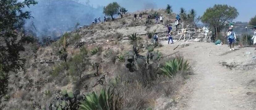 Incendio forestal atrapa peregrinos en Ixtacamaxtitlán