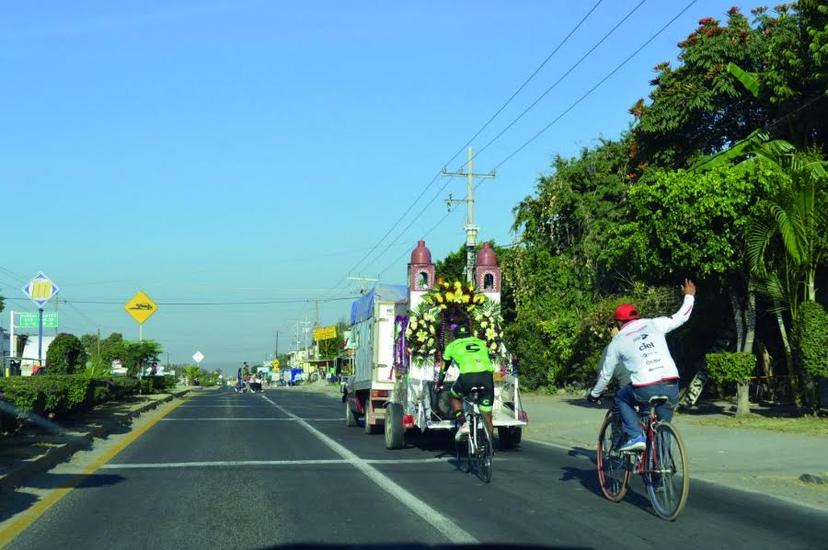 Crece tráfico vehicular por paso de peregrinos en Izúcar