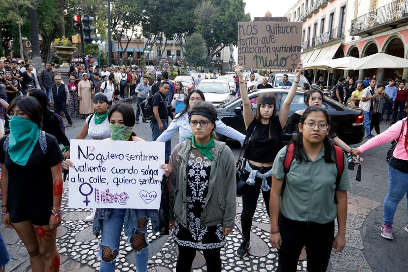 Con Un violador en tu camino protestan poblanas en el centro histórico