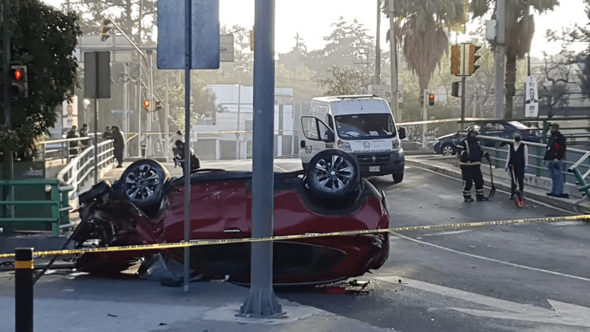 VIDEO Vuelca camioneta en Periférico, pasajeros salieron proyectados