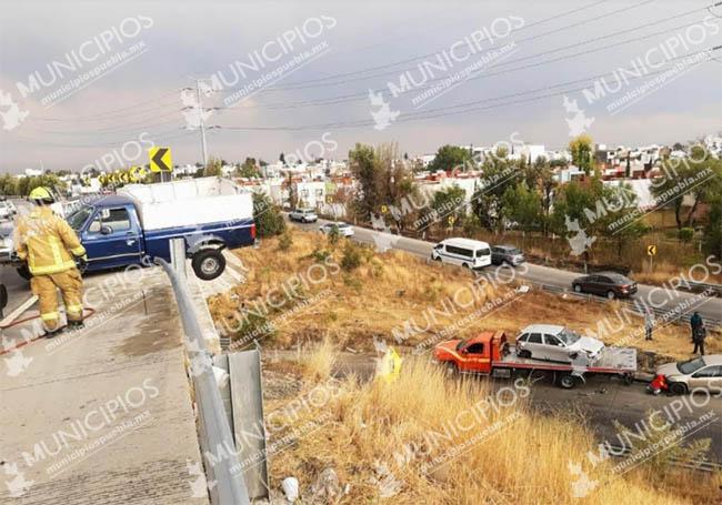 En Cholula camioneta se queda a punto de caer varios metros en el Periférico