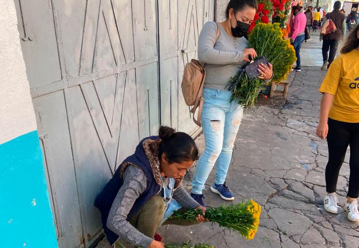 En el día del Diablo suelto atlixquenses compran flores amarillas