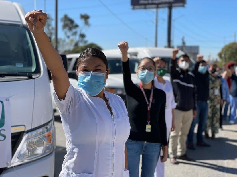 Sale segundo grupo de personal médico del IMSS Puebla a CDMX