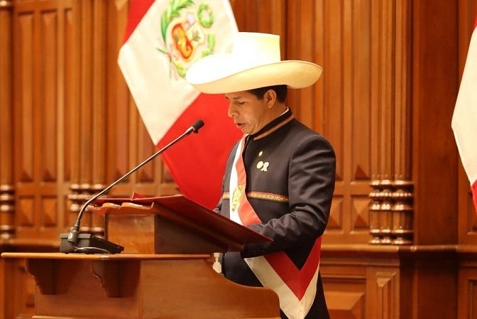 Pedro Castillo asume la presidencia de Perú