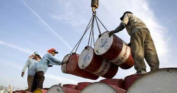 EU prohíbe compras de crudo ruso y precio del barril se dispara