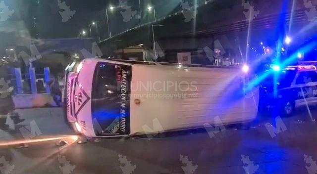 Ruta 61 A se vuelca al agarrar una curva a alta velocidad en Puebla