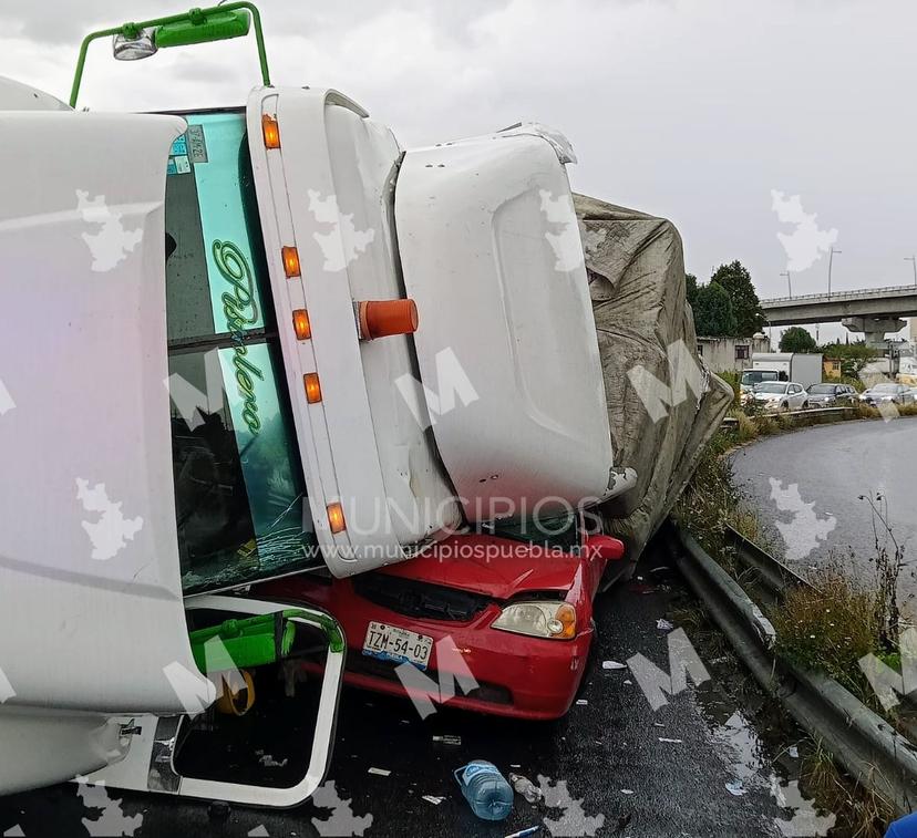 Tráiler vuelca y aplasta auto en Puebla capital