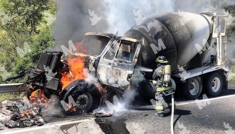 Se calcina camión en la autopista Puebla-Atlixco