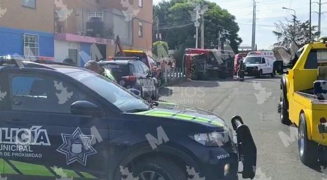 Camión de la Coca Cola se vuelca en Lomas de Castillotla