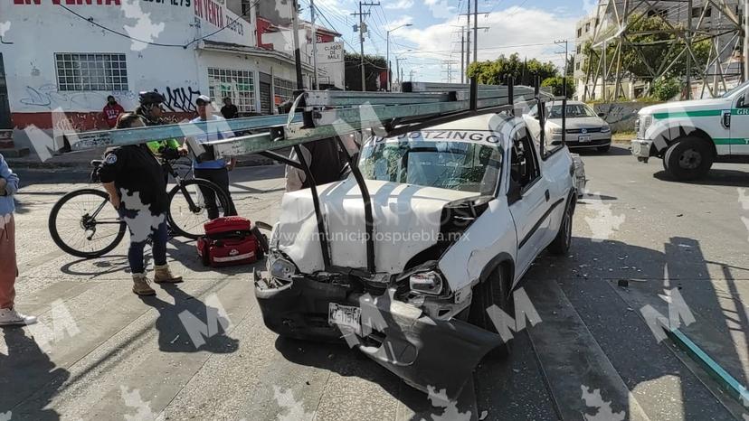 Choque de camionetas deja 6 lesionados en la colonia Tres Cruces