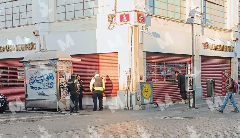 Dan cristalazo y roban artículos de casa de empeño en centro histórico de Puebla