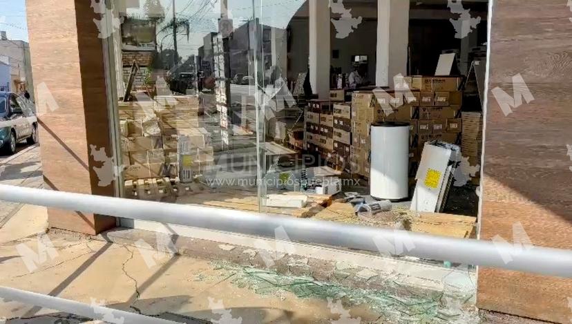 Dan cristalazo a negocio y se roban 40 mil pesos en mercancía en Puebla capital