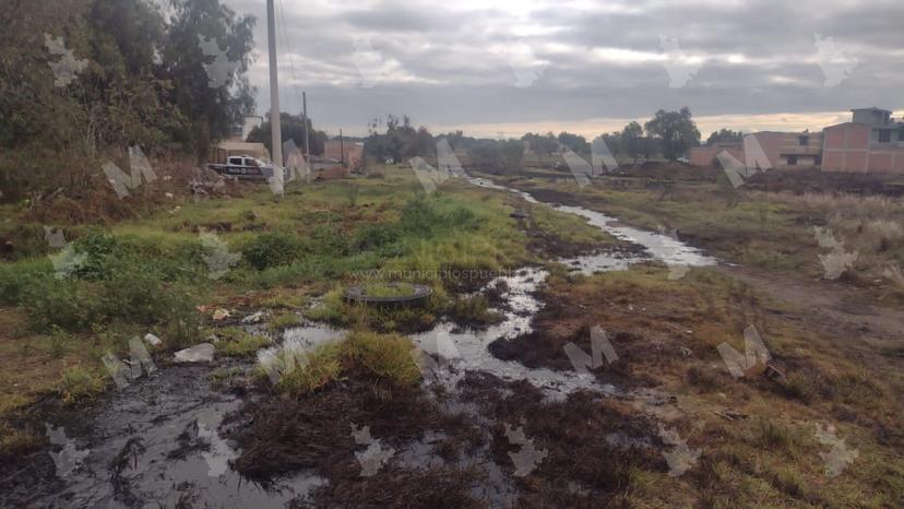 Toma clandestina provoca fuga de petróleo en predio de Coronango