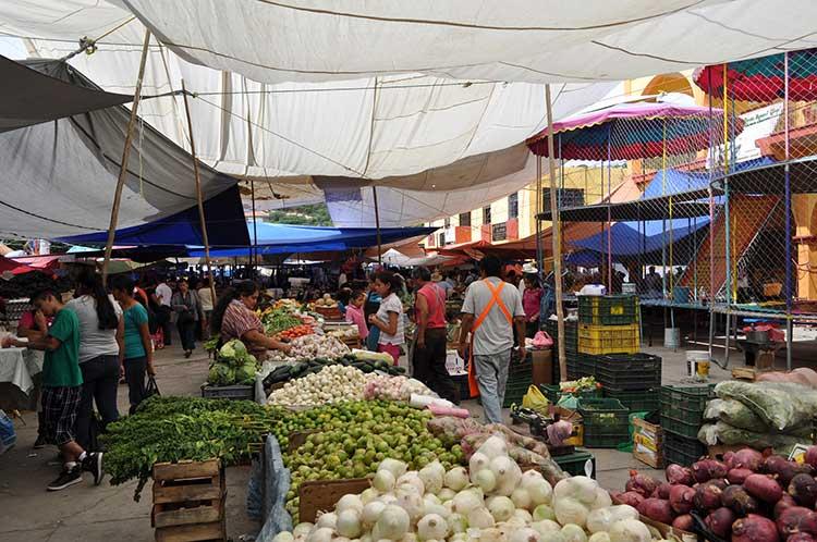 Migrantes reactivan comercio en Piaxtla durante la feria