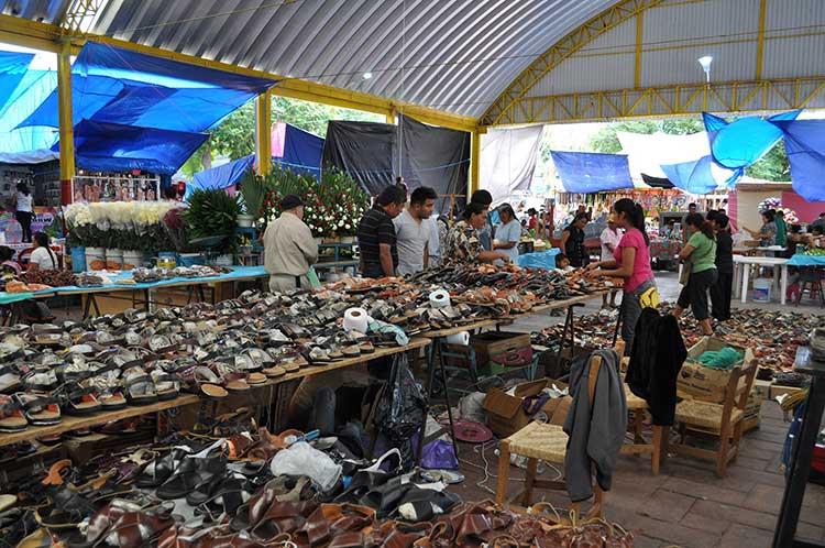 Migrantes reactivan comercio en Piaxtla durante la feria