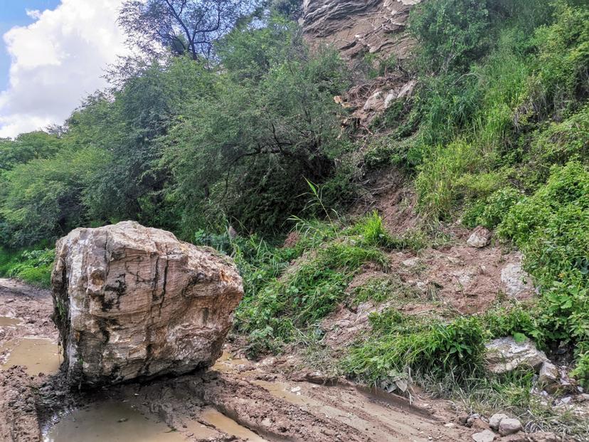 Cae piedra gigante por sismo y bloquea camino en Izúcar