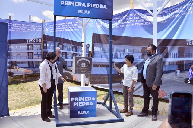 Cedillo coloca primera piedra de nuevos edificios en preparatoria de Texmelucan