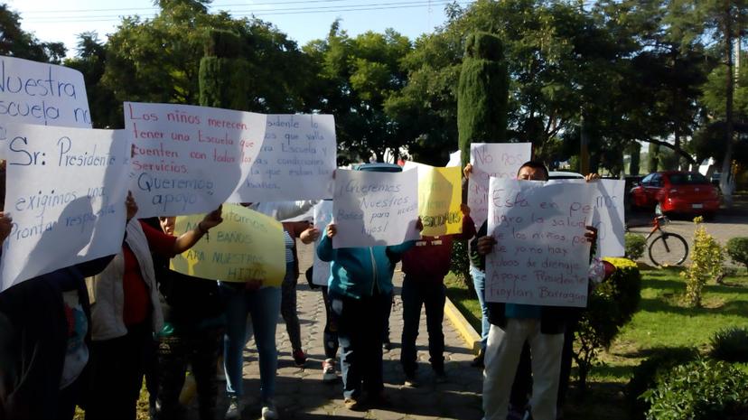 Demandan padres apoyos para escuela en Texmelucan