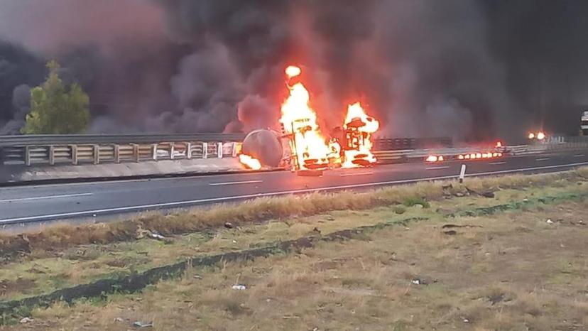 Vuelca pipa, se incendia y provoca cierre de la Puebla-Orizaba