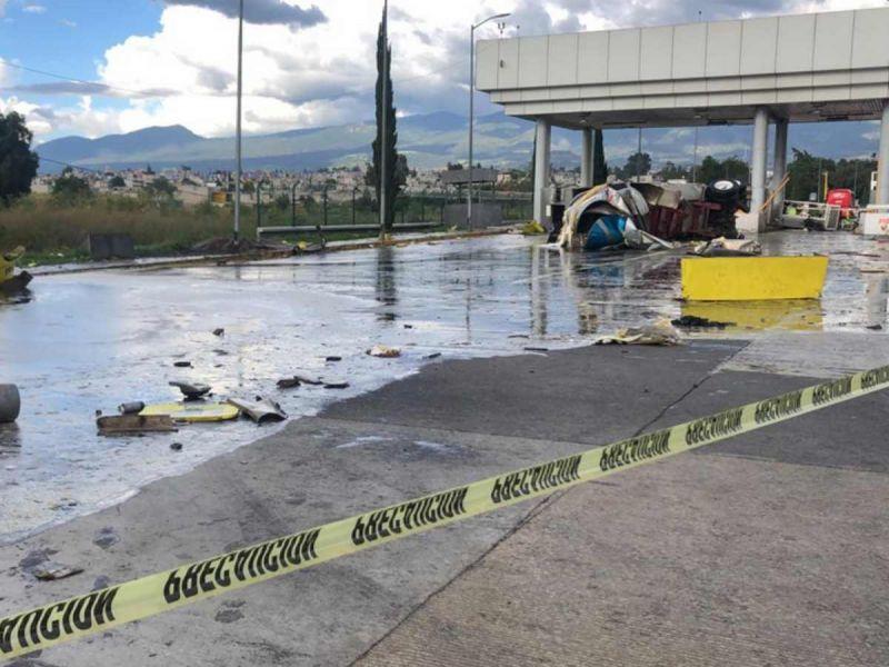 Pipa se impacta contra caseta y cierran parcialmente la México- Puebla