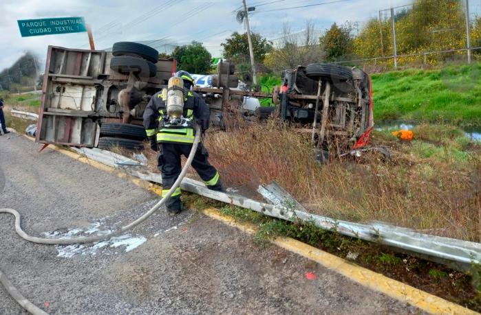 Se vuelca pipa de gas en carretera al Aeropuerto de Huejotzingo