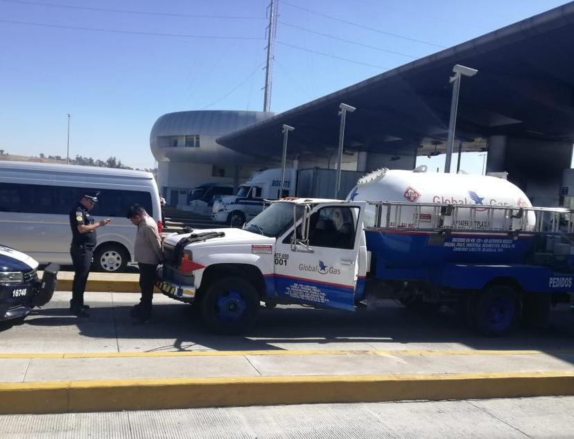 Ladrones de pipa de gas chocan en caseta y PF los detiene 