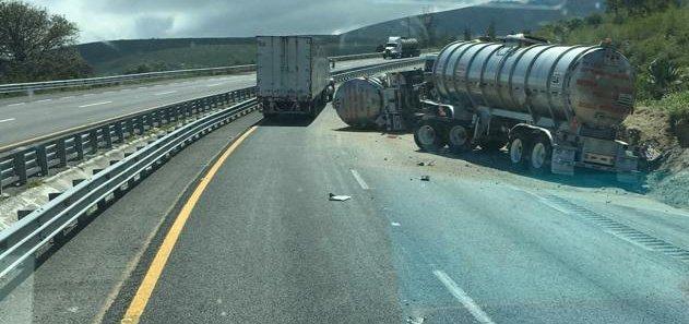 Pipa con combustible se vuelca en la Puebla-Orizaba