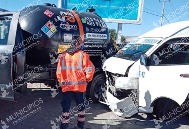 Choca pipa de gas y unidad de transporte público en Tecamachalco 