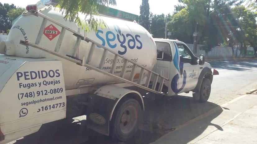 Van contra pipas de gas que recarguen cilindros en vía pública de Tehuacán