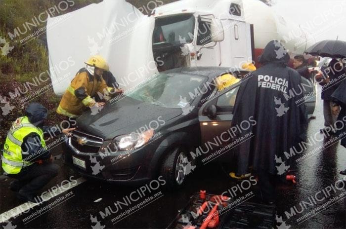 De milagro sobrevive tras chocar contra pipa de material inflamable con Huauchinango