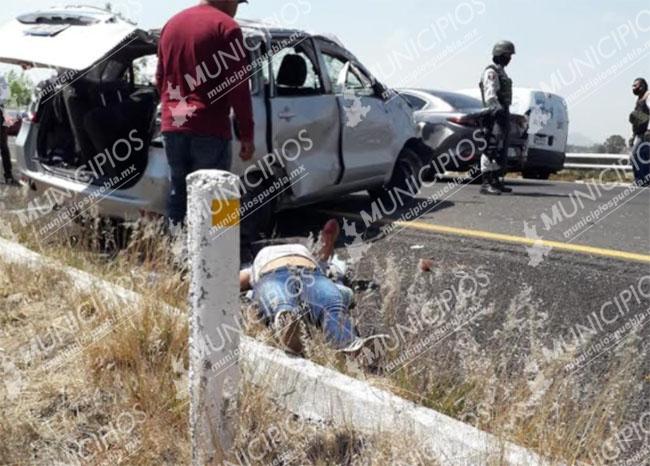 Volcadura de taxi pirata deja dos personas sin vida