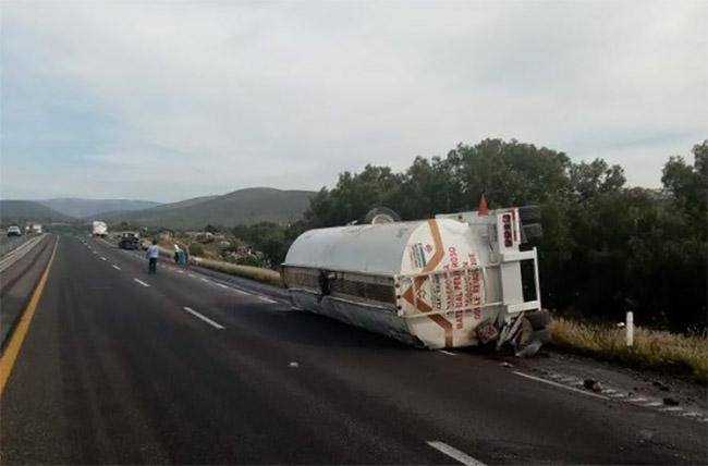 Volcadura de pipa provoca cierre de la Puebla-Orizaba en Palmar de Bravo