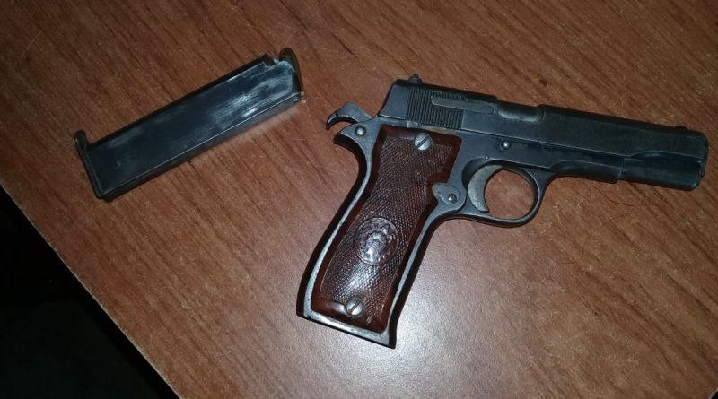 Sujeto al ver operativo avienta su pistola y huye de la policía en Ayotoxco