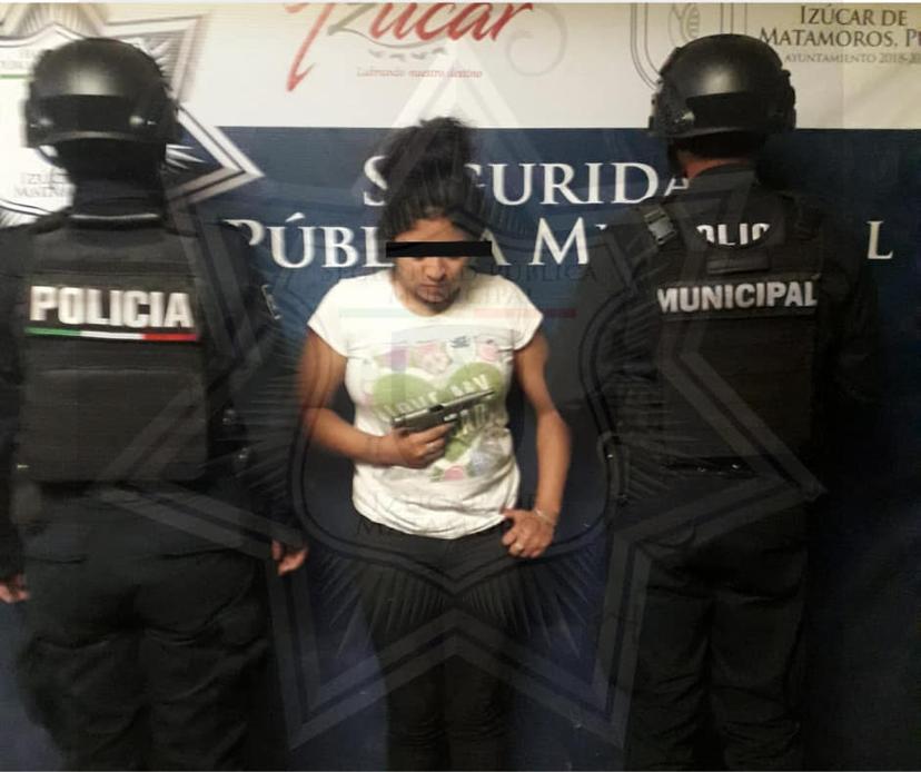 Por realizar disparos al aire detienen a mujer en calles de Izúcar