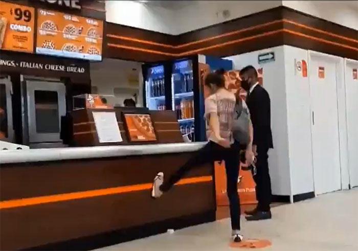 VIDEO Lady Pizza causa destrozos en sucursal de Little Caesars