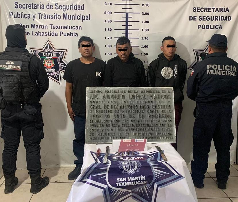 Los detienen por intentar robar una placa histórica en Texmelucan