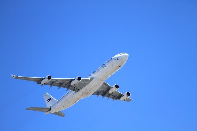 En pleno vuelo, joven abre puerta de avión y se avienta