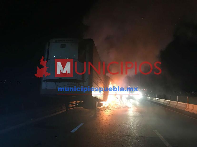 Se incendia camión con plátano en la Puebla-Orizaba