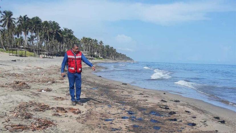 Cierran playa cercana a la refinería de Dos Bocas