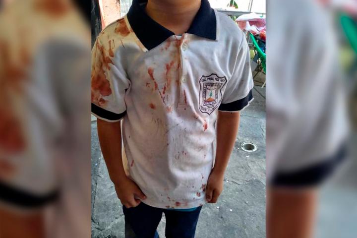 Denuncia bullying con playera de su hijo ensangrentada