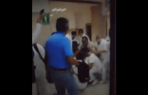 VIDEO Inconformidad en IMSS San José por falta de insumos genera pelea; golpean a reporteros