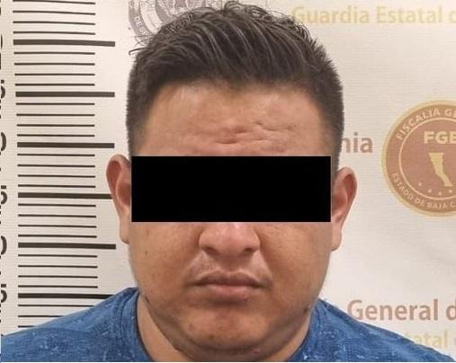 Aseguran en Tijuana a poblano con droga y tragamonedas