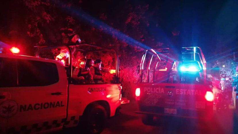 Vecinos Nicolás Bravo retienen y desarman a policías municipales
