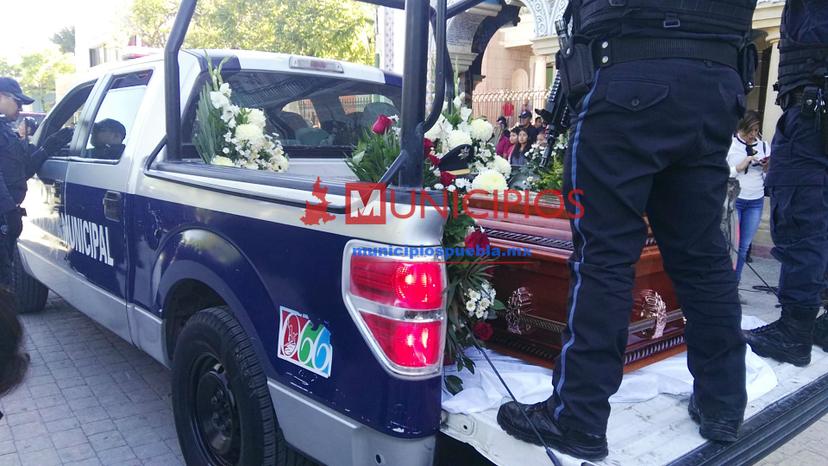 VIDEO: Rinden homenaje póstumo a policía caído en Tehuacán