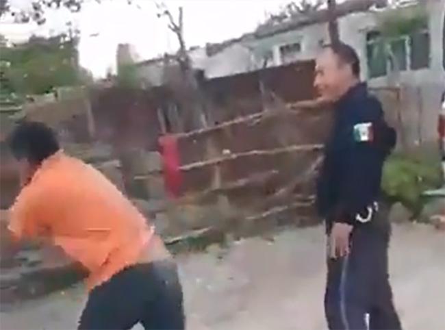 VIDEO Despiden a policía que accionó su arma durante riña en Tecali